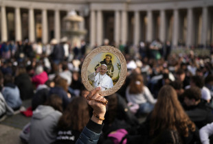 Bota vajton ikjen e Papa Françeskut, por edhe e përjeton jetën e tij si frymëzim. Vdekja e tij ringjall mesazhet që i ka lënë si testament. Ndërtoi ura midis popujsh dhe feve. Synonte që njeriun ta udhëhiqte drejt dritës (Foto: AP)