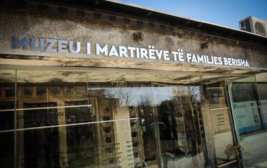 Në vendin ku më 26 mars 1999 forcat serbe kishin kryer masakrën ndaj familjes Berisha në Suharekë, në 22-vjetorin e kësaj masakre, më 26 mars 2022 është hapur Muzeu i Martirëve të kësaj familjeje