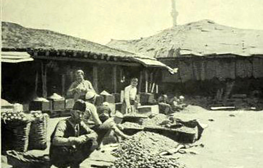 Përveç përshkrimit të pazarit të Prishtinës, mbresëlënëse janë edhe imazhet që francezi Francezi Gabriel Louis-Jaray i ka paraqitur duke vështruar nga ballkoni i Konsullatës së Serbisë