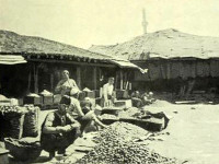 Përveç përshkrimit të pazarit të Prishtinës, mbresëlënëse janë edhe imazhet që francezi Francezi Gabriel Louis-Jaray i ka paraqitur duke vështruar nga ballkoni i Konsullatës së Serbisë