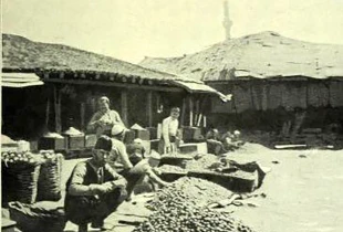 Përveç përshkrimit të pazarit të Prishtinës, mbresëlënëse janë edhe imazhet që francezi Francezi Gabriel Louis-Jaray i ka paraqitur duke vështruar nga ballkoni i Konsullatës së Serbisë