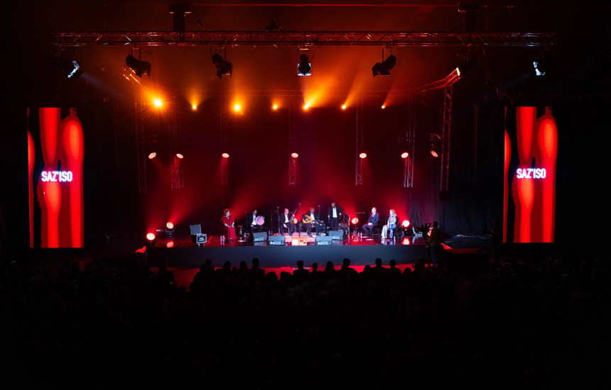 Në periferi të kryeqytetit, artdashës e ata që çmojnë këngën popullore kanë mbushur sallën për të dëgjuar grupin “Saz’Iso”