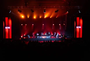 Në periferi të kryeqytetit, artdashës e ata që çmojnë këngën popullore kanë mbushur sallën për të dëgjuar grupin “Saz’Iso”