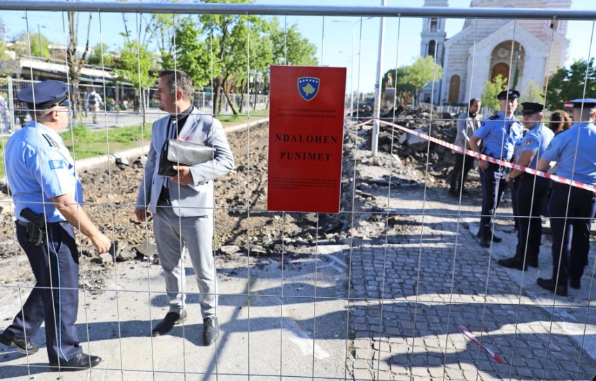 Epilogu i së martës: Ndalja e punimeve në anën e majtë. Sipas autoriteteve të trashëgimisë kulturore, mesi është kufiri i zonës së mbrojtur të Qendrës Historike të Prishtinës ku parashihet të shtrihet sheshi “Xhorxh Bush”  (Foto: Driton Paçarada)