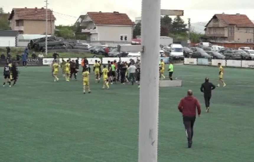 Një ngjarje jo e mirë ka ndodhur edhe të dielën pasdite në ndeshjen e kategorive të reja, përkatësisht në ndeshjen e ekipeve Top Football dhe Ramiz Sadiku, që i takoi javës së 19-të të ligës U15 të Kosovës në futboll.