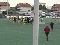 Një ngjarje jo e mirë ka ndodhur edhe të dielën pasdite në ndeshjen e kategorive të reja, përkatësisht në ndeshjen e ekipeve Top Football dhe Ramiz Sadiku, që i takoi javës së 19-të të ligës U15 të Kosovës në futboll.