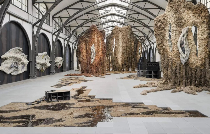 “Përqafimi” artistik në stacionin e trenit të shndërruar në muze