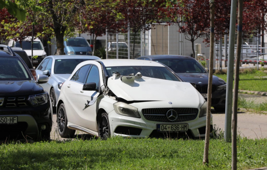 Vetura e dëmtuar nga shpërthimi në oborrin e QKUK-së