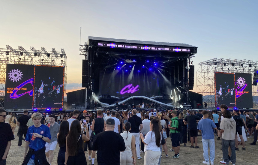 Cil në skenën qendrore të “Sunny Hillit”