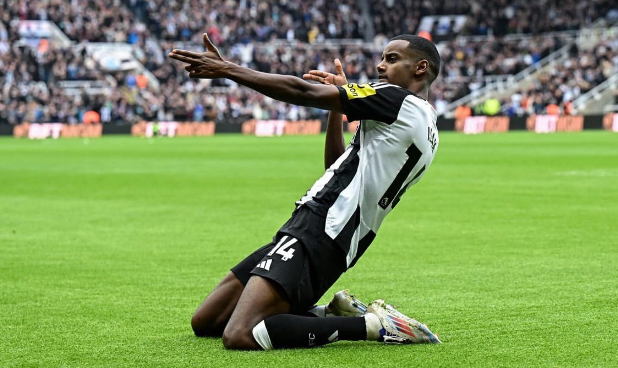 Newcastle refuzon ofertën e Liverpoolit për Isakun