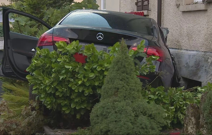 Vetura Mercedes e përplasur në murin e një shtëpie - në aksidentin ku vdiq një 16-vjeçar nga Kosova