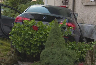 Vetura Mercedes e përplasur në murin e një shtëpie - në aksidentin ku vdiq një 16-vjeçar nga Kosova