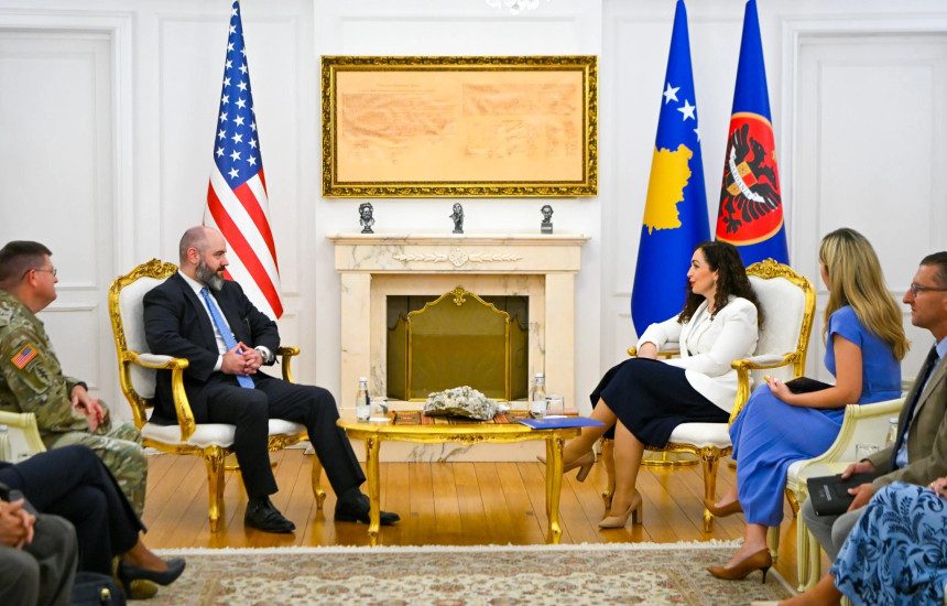 Vjosa Osmani me David Bakerin