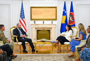 Vjosa Osmani me David Bakerin