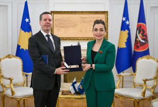 Presidentja Vjosa Osmani dhe ambasadori i Finlandës në Kosovë, Matti Nissinen
