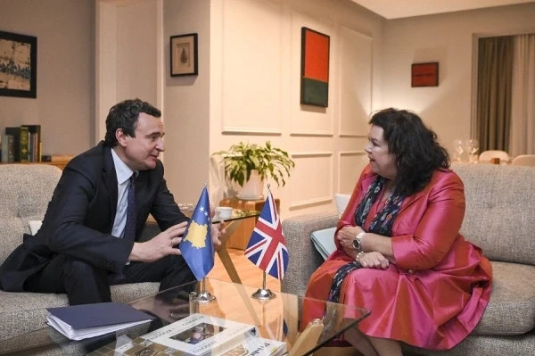 Britanska emisarka Karen Pierce z Albinom Kurtijem o napetostih med Kosovom in Srbijo