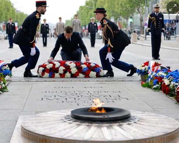 Presidenti francez Emmanuel Macron duke bërë homazhe te "Varri i Ushtarit të Panjohur"