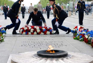 Presidenti francez Emmanuel Macron duke bërë homazhe te "Varri i Ushtarit të Panjohur"