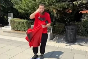 “Për bashkim kombëtar”, qytetari nga Tirana shkel flamurin e Kosovës në Prishtinë