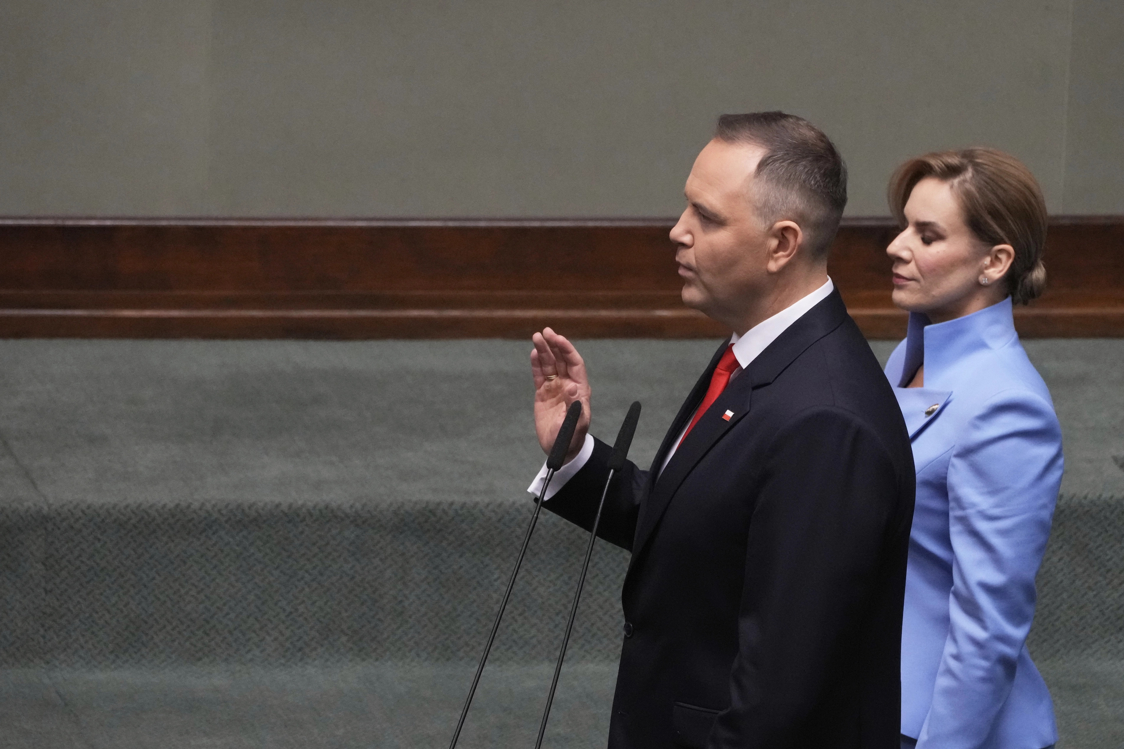 Karol Nawrocki betohet si president i Polonisë