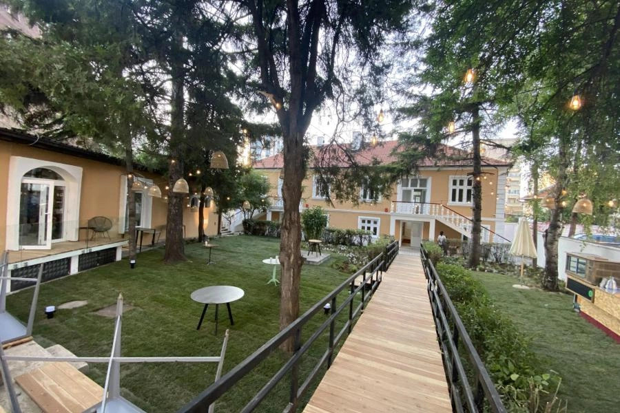 Pas zhbërjes të shenjës së fundit të  Manifestas   partneritet i ri për monumentin