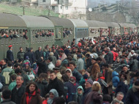Dëbimi i shqiptarëve nga Prishtina, mars 1999 (Foto: Reuters)