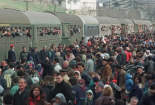 Dëbimi i shqiptarëve nga Prishtina, mars 1999 (Foto: Reuters)