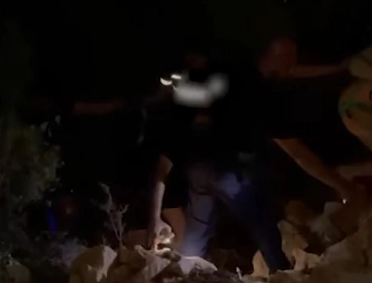 Tre turistë të huaj shpëtohen nga policia, nxirren nga shkëmbinjtë në Himarë