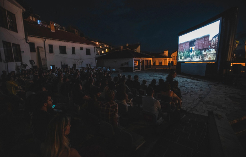 Filmi “SOS” me regji të Anita Morinës sjell historinë e Drinit, një i ri nga Kosova me rutinën e tij të përditshme, duke regjistruar kohën e vajtje-ardhjeve të trenit të vetëm që kalon veç çdo dy ditë në stacionin ku punon ai