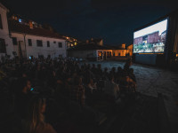 Filmi “SOS” me regji të Anita Morinës sjell historinë e Drinit, një i ri nga Kosova me rutinën e tij të përditshme, duke regjistruar kohën e vajtje-ardhjeve të trenit të vetëm që kalon veç çdo dy ditë në stacionin ku punon ai