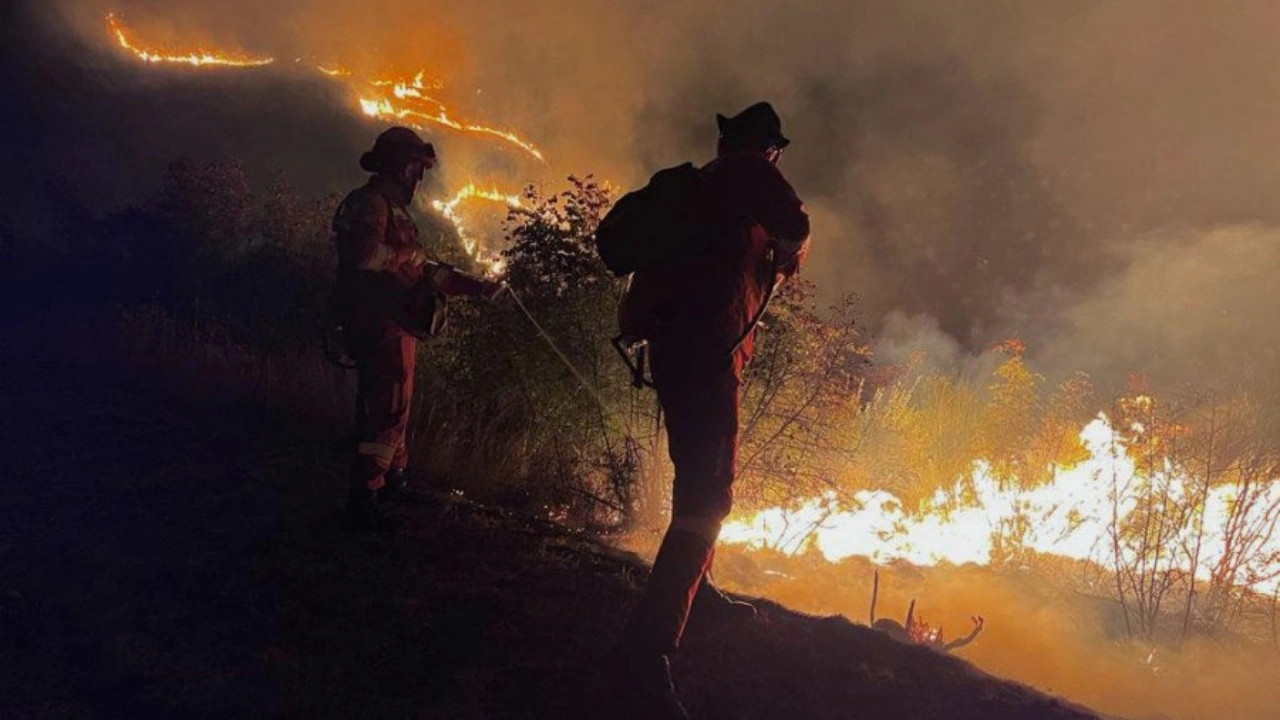 Përkeqësohet gjendja me zjarre në Gramsh, dyshohet për të vdekur