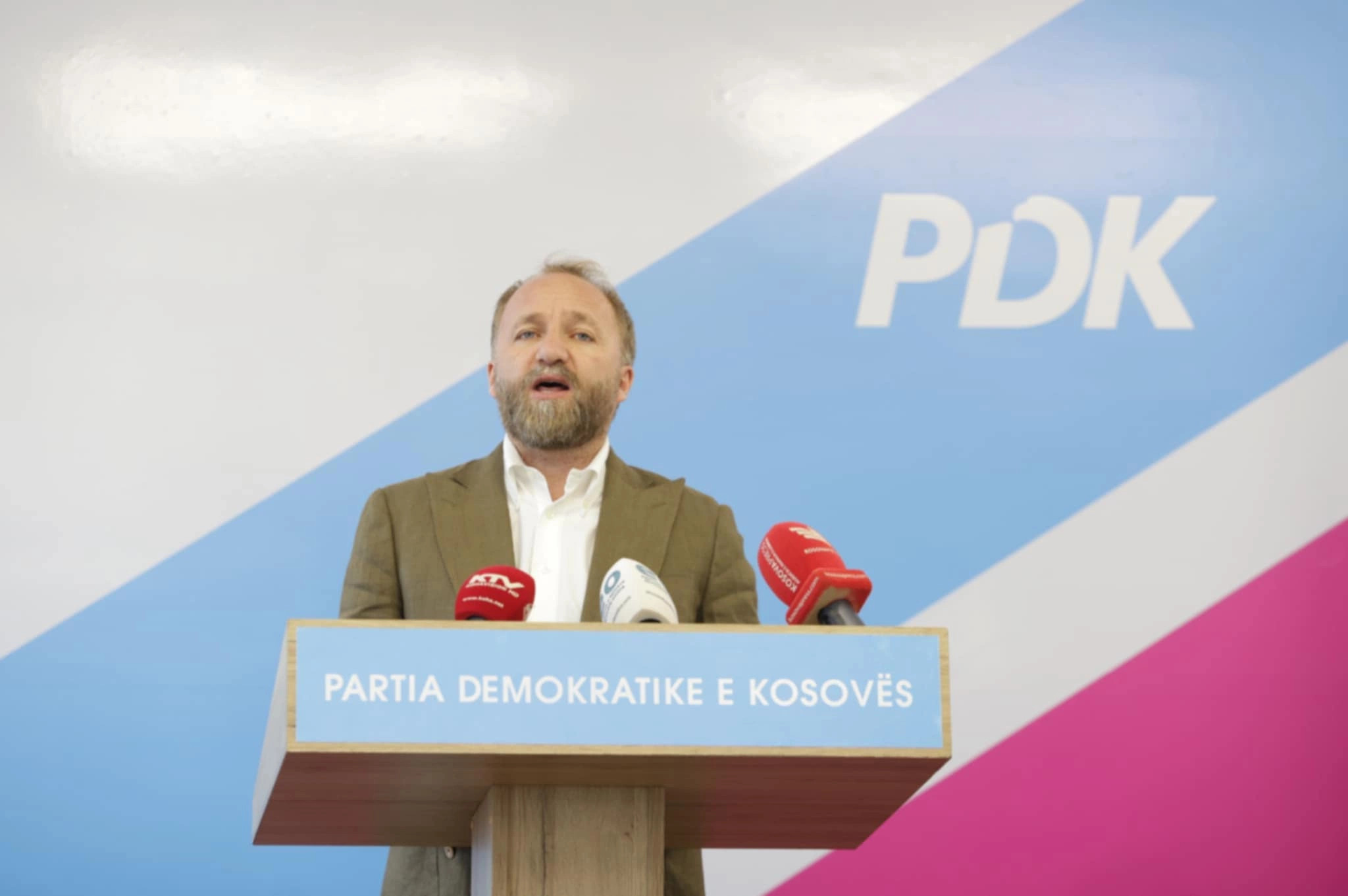 Abelard Tahiri opozarja na varnostno krizo na Kosovu zaradi umorov in povezav med kriminalom in politiko