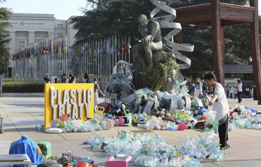 Me ndihmën e vullnetarëve, Von Wong po shton mbetje plastike në instalacion