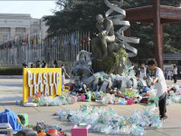 Me ndihmën e vullnetarëve, Von Wong po shton mbetje plastike në instalacion