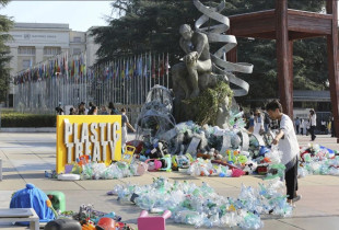 Me ndihmën e vullnetarëve, Von Wong po shton mbetje plastike në instalacion