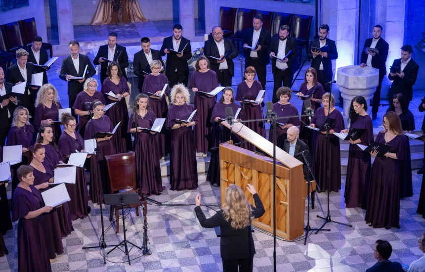 Kori i Filharmonisë së Kosovës gjatë interpretimit në Prishtinë, në qershorin e këtij viti (Foto: Arben Llapashtica)