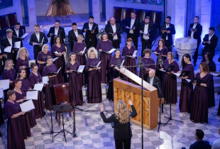 Kori i Filharmonisë së Kosovës gjatë interpretimit në Prishtinë, në qershorin e këtij viti (Foto: Arben Llapashtica)