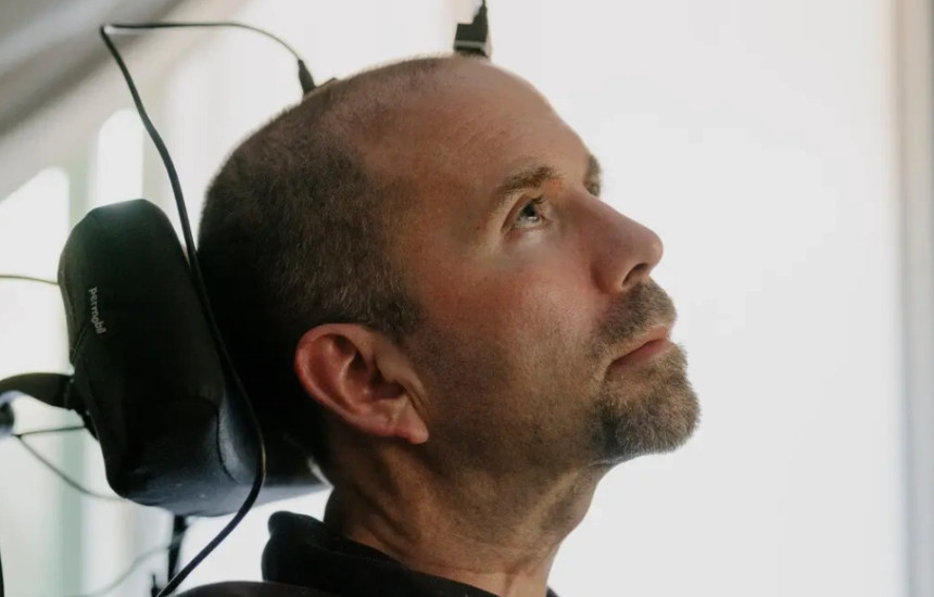 Casey Harrell, i cili ka sklerozë amiotrofike laterale, është vullnetar në studimin afatgjatë klinik BrainGate2 dhe përdor një ndërlidhje teknologjike tru-makinë për të biseduar me familjen dhe miqtë e tij.