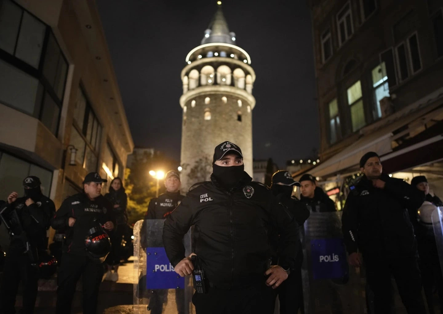 Autoritetet turke zgjerojnë valën e arrestimeve, nën pranga edhe 40 zyrtarë të tjerë të opozitës
