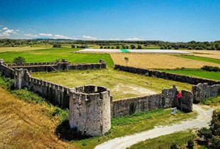 Kalaja e Bashtovës është një kështjellë katërkëndore mesjetare e vendosur pranë grykëderdhjes së lumit Shkumbin, përballë detit Adriatik në Shqipërinë qendrore