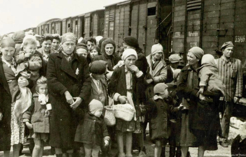 Gra e fëmijë duke pritur për fatin e tyre në kampin e Auschwitzit në Birkenau. Disa do të bëheshin qenie për eksperimente...