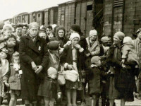 Gra e fëmijë duke pritur për fatin e tyre në kampin e Auschwitzit në Birkenau. Disa do të bëheshin qenie për eksperimente...