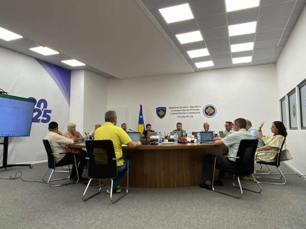 Kosovo: Volilna komisija potrdila tretjo skupino političnih subjektov, dva zavrnila