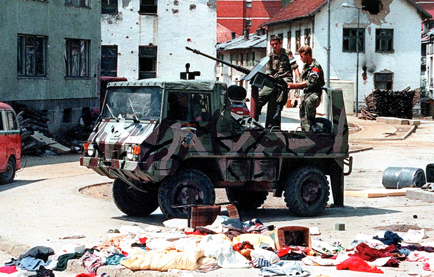 Forcat serbe në rrugët e shkreta të Srebrenicës më 16 korrik 1995 (Foto: EPA)