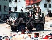 Forcat serbe në rrugët e shkreta të Srebrenicës më 16 korrik 1995 (Foto: EPA)