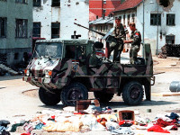 Forcat serbe në rrugët e shkreta të Srebrenicës më 16 korrik 1995 (Foto: EPA)