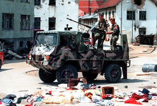 Forcat serbe në rrugët e shkreta të Srebrenicës më 16 korrik 1995 (Foto: EPA)