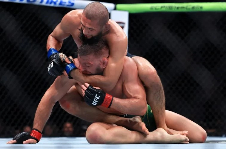 Khamzat Chimaev me Dricus Du Plessis