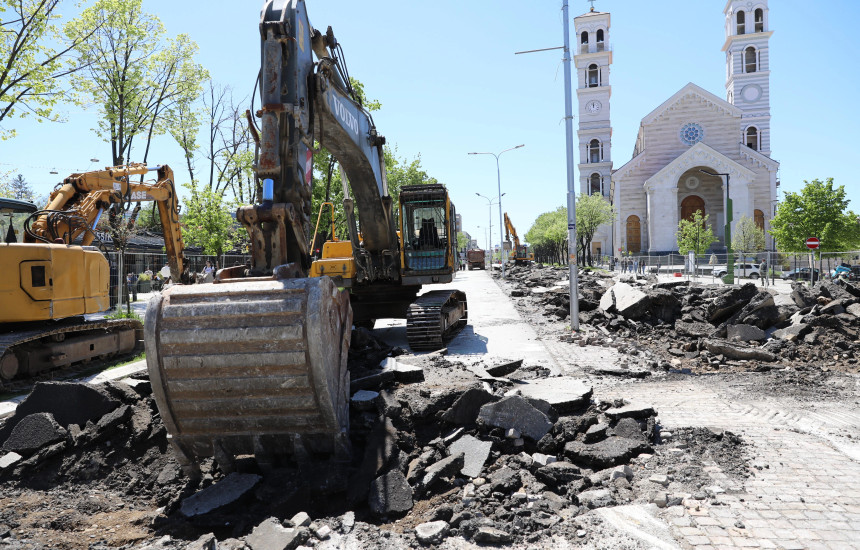 Pamje nga punimet në sheshin "Xhorxh Bush"