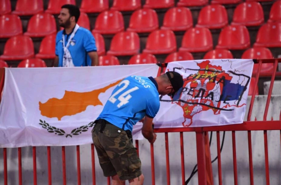 Shfaqet flamuri i Serbisë mbi hartën e Kosovës dhe mbishkrimin  S ka dorëzim 